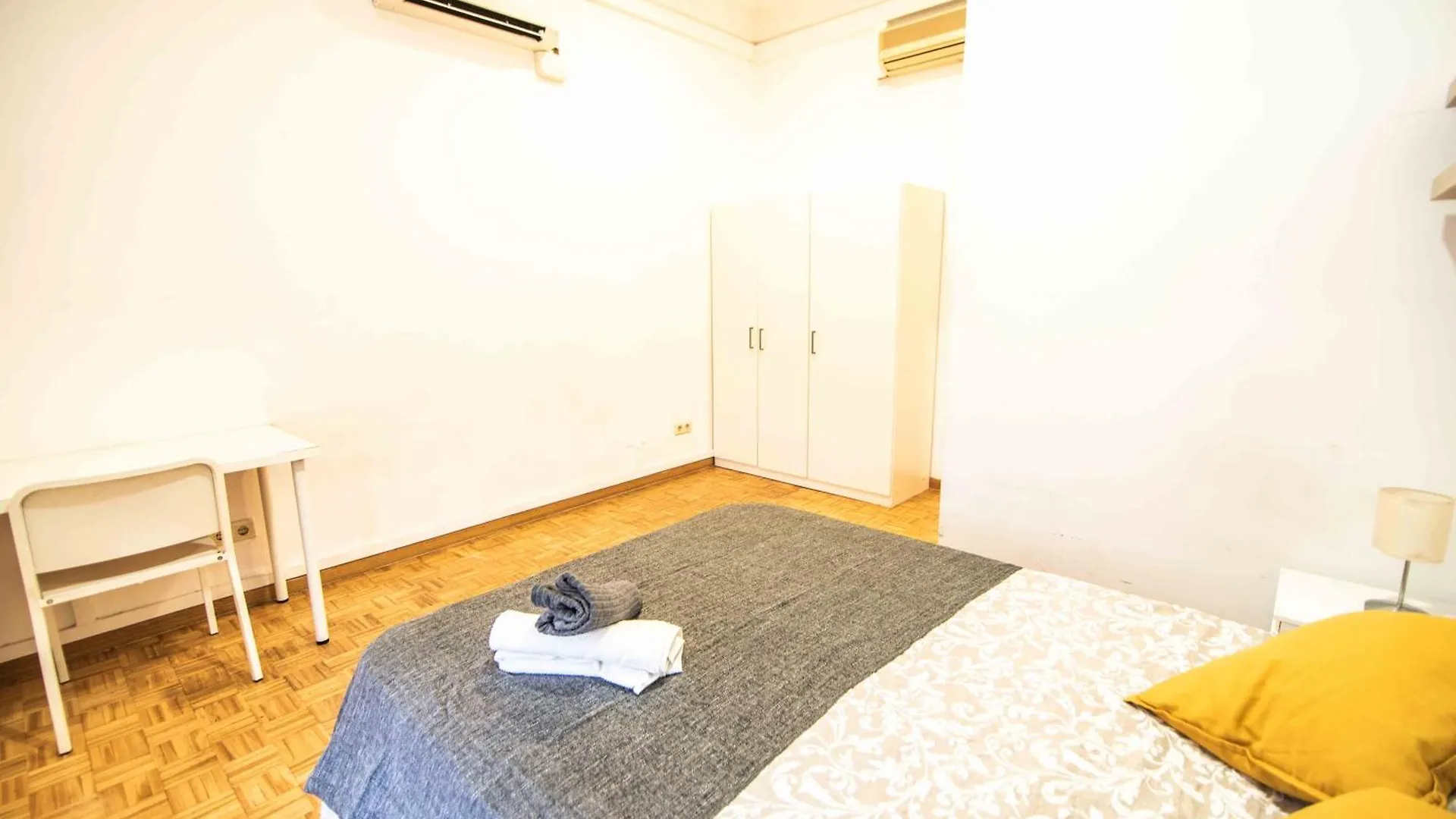 Hostal Balmes Private Rooms Barcelona