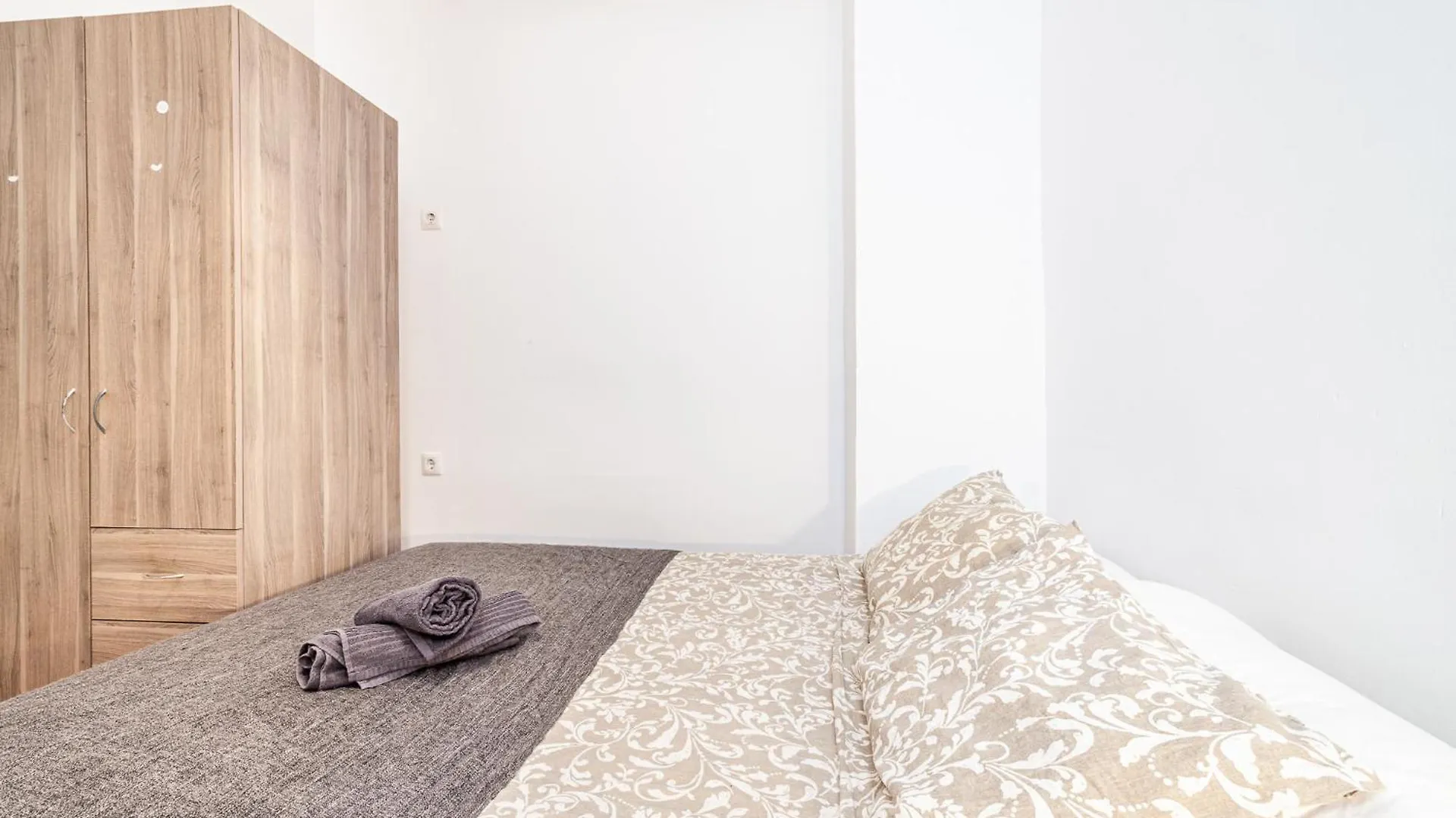 Hostal Balmes Private Rooms Barcelona